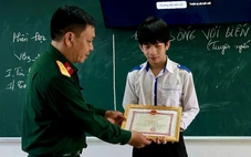 Khen thưởng nam sinh kịp thời cứu phi công nhảy dù sau vụ rơi máy bay Yak-130