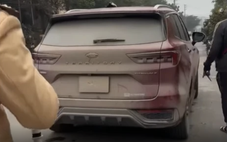 Xe đi trời mưa làm bùn đất che kín biển số, tài xế có bị xử phạt?