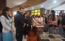 Cơ hội quý xem mộc bản khắc việc vua Gia Long cho đổi quốc hiệu thành Việt Nam