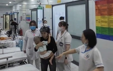 Con trai hóc dị vật, người mẹ 'cầu cứu' Cảnh sát giao thông chở đến bệnh viện kịp thời