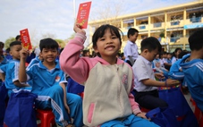 Quà Tết báo Tuổi Trẻ đến với học sinh vùng lũ: 'Mình sẽ đưa cho mẹ mua quần áo Tết'