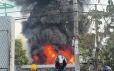 Cháy lớn nhà xưởng chứa pallet nhựa ở xã Đông Thạnh