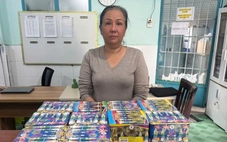 Công an xã Đông Thạnh, TP.HCM bắt người phụ nữ bán 67kg pháo nổ