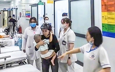 Con trai hóc dị vật, người mẹ 'cầu cứu' cảnh sát giao thông chở đến bệnh viện kịp thời