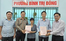 Chủ tịch phường Bình Trị Đông cấp sổ hồng cho 2 hộ dân hơn 30 năm đi đòi đất