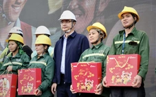 Trao quà Tết sớm cho 1.100 công nhân đang tham gia 'đại chỉnh trang' Hồ Tây