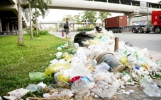 Rác đổ đống ở trạm xe buýt trước ga metro Đại học Quốc gia TP.HCM