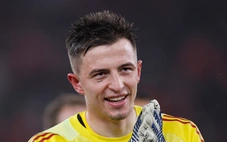 Thủ môn Benfica đi vào lịch sử sau bàn thắng không tưởng vào lưới Real Madrid