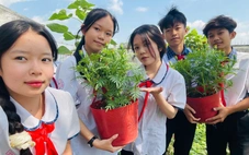 Thầy trò trường quê Cần Thơ tự trồng và bán hoa Tết để… ‘lì xì’ cho học sinh nghèo