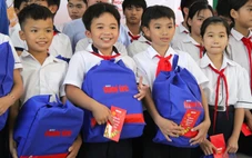 Bạn đọc Tuổi Trẻ đưa tết sớm đến học sinh vùng lũ Ninh Thuận cũ