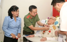 Trung tướng Mai Hoàng trao Huy hiệu 80 năm tuổi Đảng cho Đại tá Lê Hãn