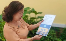 Người dân ở Bình Chánh phấn khởi khi được tặng bảng số nhà mới