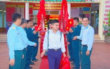 Bộ đội hoàn cảnh khó khăn Sư đoàn 375 được tặng 'hũ gạo đồng đội', qua cầu vinh quang lúc ra quân