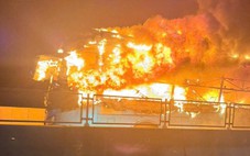 Xe giường nằm cháy rụi trên cao tốc, nam sinh lớp 12 tử vong