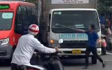 Tài xế xe tải tạt đầu, chặn xe buýt Phương Trang, cầm cây sắt hù dọa