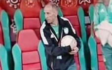 Ban huấn luyện Algeria bị camera 'tóm gọn' khi ăn trộm 2 quả bóng trong trận đấu ở AFCON 2025