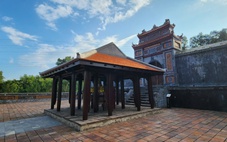 Ngôi nhà gỗ ‘lạ’ trước lăng mộ Hoàng thái hậu Từ Dụ