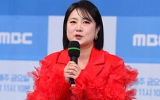 Park Na Rae bị tố quan hệ tình dục trên ô tô khi có quản lý đi cùng