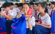 Nhận quà Tết sớm từ Tuổi Trẻ, học sinh vùng lũ Huế ấm lòng đón xuân