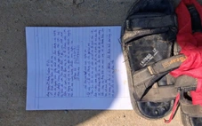 Trò đùa tai hại của nhóm học sinh để dép và thư 'con mệt mỏi' trên cầu