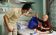 Ước mơ của Thúy mang Tết sớm đến bệnh nhi: ‘Có mọi người động viên, con không sợ ung thư nữa’