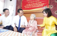 Chủ tịch UBND TP.HCM trao Huy hiệu 80 năm tuổi Đảng cho đảng viên Nguyễn Thị Dũng