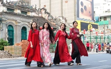 Áo dài thướt tha xuống phố đón xuân sớm tại TP.HCM
