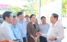 Chủ tịch Quốc hội kiểm tra công tác bầu cử và trao quà cho gia đình chính sách tại Đồng Tháp