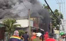 Cháy lớn tại bãi đất trống chứa máy móc ở xã Củ Chi