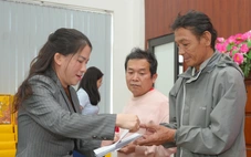 Trao hơn 1.000 suất quà 'Xuân yêu thương' cho các gia đình khó khăn ở Đà Nẵng