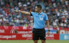 Đỗ Hùng Dũng lãnh thẻ đỏ từ trọng tài Ngô Duy Lân