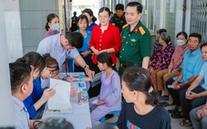 Bệnh viện Quân y 120 khám bệnh và trao quà cho người dân An Giang
