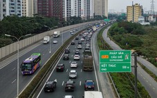 Xe ùn ùn dồn về cửa ngõ Hà Nội trong ngày cuối nghỉ Tết dương lịch