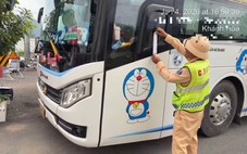 Xe khách giường nằm bị phạt 104 triệu vì tái xế không có bằng lái, xe không có đăng kiểm