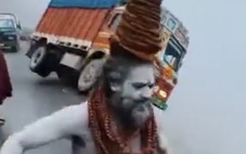 Lại xuất hiện video nhà sư Hindu dùng 'thần lực' cứu xe tải khỏi rơi xuống mương