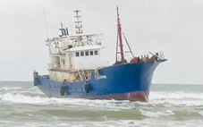 Tàu sắt có chữ Trung Quốc mắc cạn tại vùng biển Dung Quất