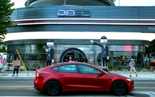 Nhà hàng Tesla Diner vắng vẻ như 'thành phố ma'