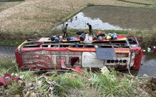 Xe khách lao xuống mương nước ven quốc lộ, 11 người bị thương