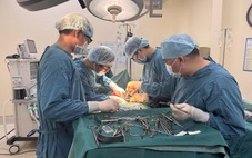 Hút thuốc lá suốt 30 năm, người đàn ông tại TP.HCM tiểu ra máu