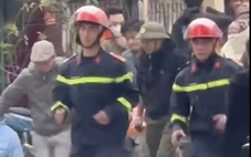 Nổ gây cháy ở Hà Nội, 3 người được đưa ra khỏi hiện trường