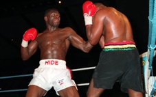 Cựu vô địch quyền anh thế giới bị cáo buộc đấm cảnh sát