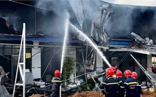 Cửa hàng vật liệu xây dựng ở Đà Nẵng bốc cháy, khói đen cuồn cuộn