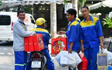 Công nhân thoát nước lần đầu được làm tóc, chụp ảnh Tết ngay nơi làm việc