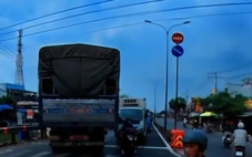 Chạy ngược chiều để rẽ nhanh, xe tải gây náo loạn giao lộ ở TP.HCM
