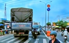 Chạy ngược chiều để rẽ nhanh, xe tải gây náo loạn giao lộ ở TP.HCM