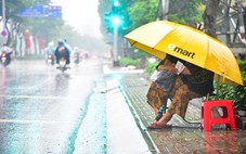 TP.HCM mưa trái mùa trắng trời, thêm triều cường giờ tan tầm