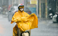 TP.HCM: Sóng biển cao 5,5m, đất liền mưa trái mùa