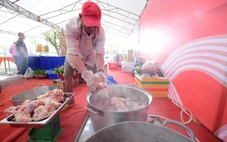 Nấu phở bằng cả tấm lòng gửi bà con vùng rốn lũ Hòa Thịnh