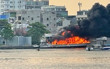 Đang cháy tàu du lịch trên sông Sài Gòn