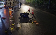 Dựng rạp đám tiệc chiếm hết mặt đường, muốn chạy xe vô nhà phải tự dọn bàn ghế, xoong chén